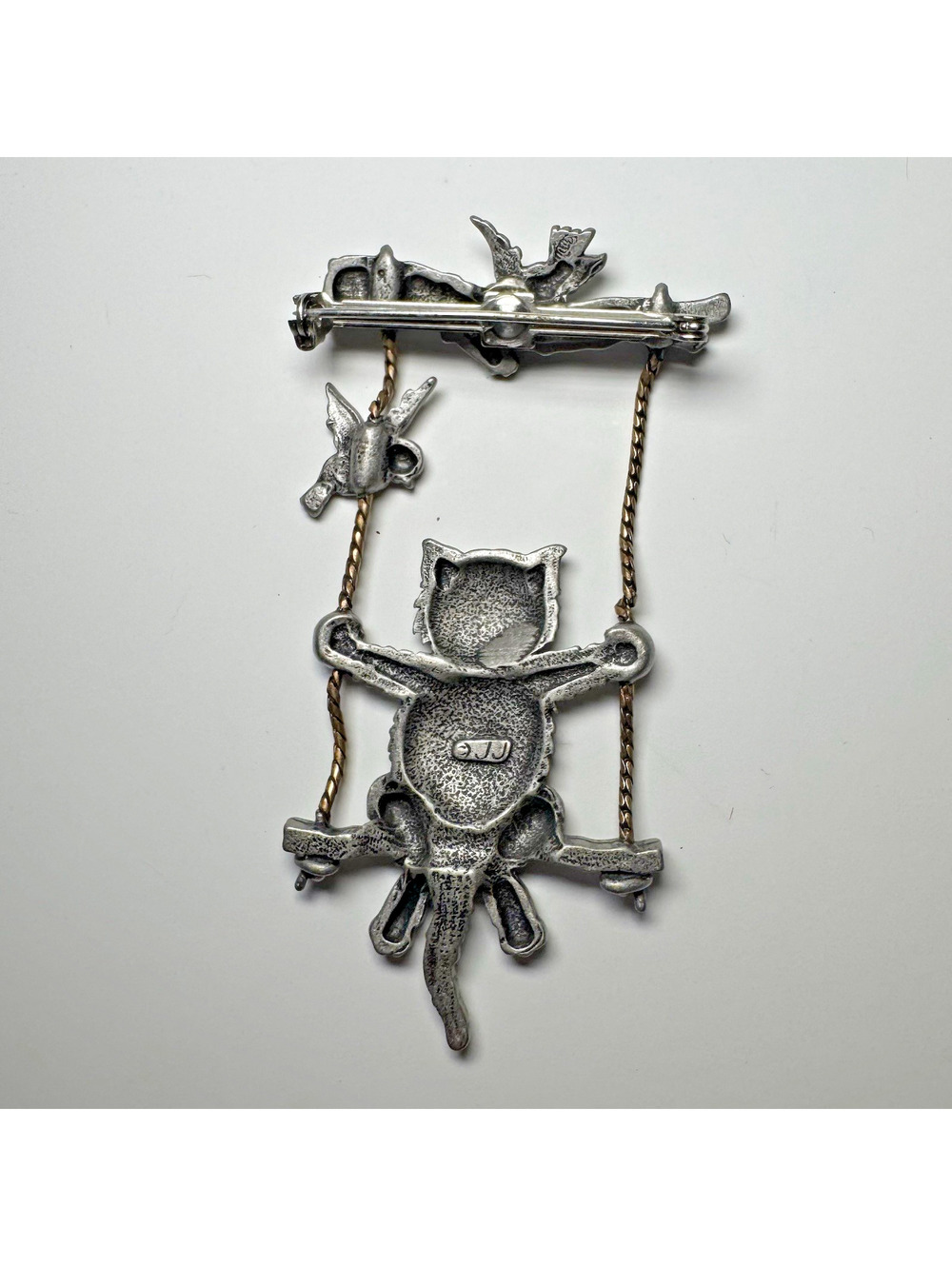 Vintage JJ Jonette Cat Swing Brooch Pewter Bird Dangle Vintage Signed Pin - Picture 2 of 2